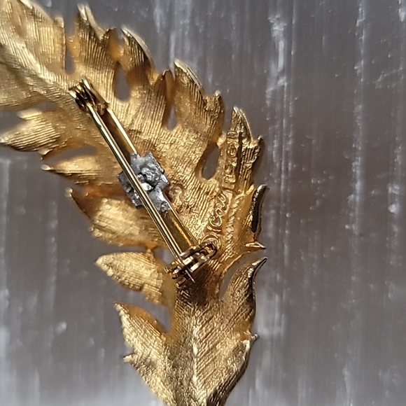 *Sold* Vintage Coro and Avon Signed Pins/Brooches - Picture 3 of 6